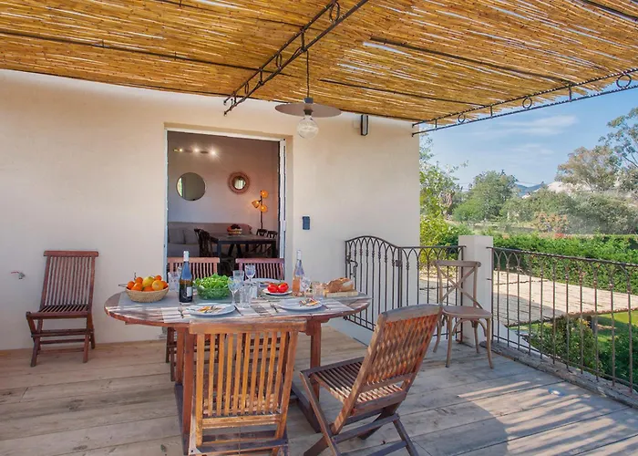 Bel Hortensia Avec Grande Terrasse 4 à 6 Personnes Calvi (Corsica)