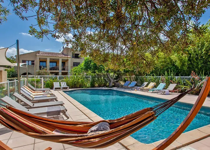 Bel Hortensia Avec Grande Terrasse 4 à 6 Personnes *